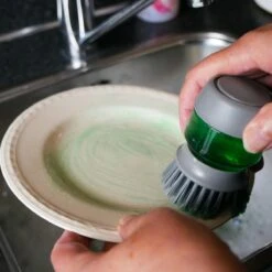 In Round Afwasborstel Met Zeepdispenser / Zeepreservoir – Inclusief Houder – Grijs – Afwas Borstel – Zeep Handborstel – Doseerpomp – Afwasmiddel Dispenser – Navulbaar -Sparkle home Winkel 1200x1200 1134