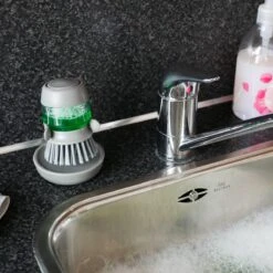 In Round Afwasborstel Met Zeepdispenser / Zeepreservoir – Inclusief Houder – Grijs – Afwas Borstel – Zeep Handborstel – Doseerpomp – Afwasmiddel Dispenser – Navulbaar -Sparkle home Winkel 1200x1200 1135