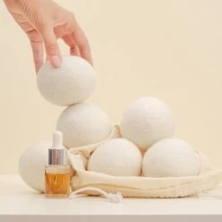 Apeiron Drogerballen - Droogballen - 6 XL Wasbollen - Droger - Duurzaam - Wasmachine - Wasverzachter - Energie Besparen - Zero Waste - Schapenvacht - Wol -Sparkle home Winkel 1200x1200 585