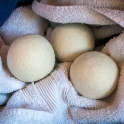 Apeiron Drogerballen - Droogballen - 6 XL Wasbollen - Droger - Duurzaam - Wasmachine - Wasverzachter - Energie Besparen - Zero Waste - Schapenvacht - Wol -Sparkle home Winkel 1200x1200 588