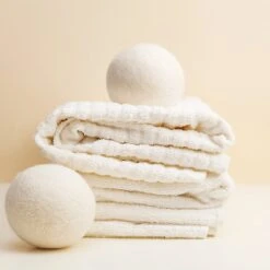 Apeiron Drogerballen - Droogballen - 6 XL Wasbollen - Droger - Duurzaam - Wasmachine - Wasverzachter - Energie Besparen - Zero Waste - Schapenvacht - Wol -Sparkle home Winkel 1200x1200 590