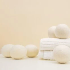 Apeiron Drogerballen - Droogballen - 6 XL Wasbollen - Droger - Duurzaam - Wasmachine - Wasverzachter - Energie Besparen - Zero Waste - Schapenvacht - Wol -Sparkle home Winkel 1200x1200 593