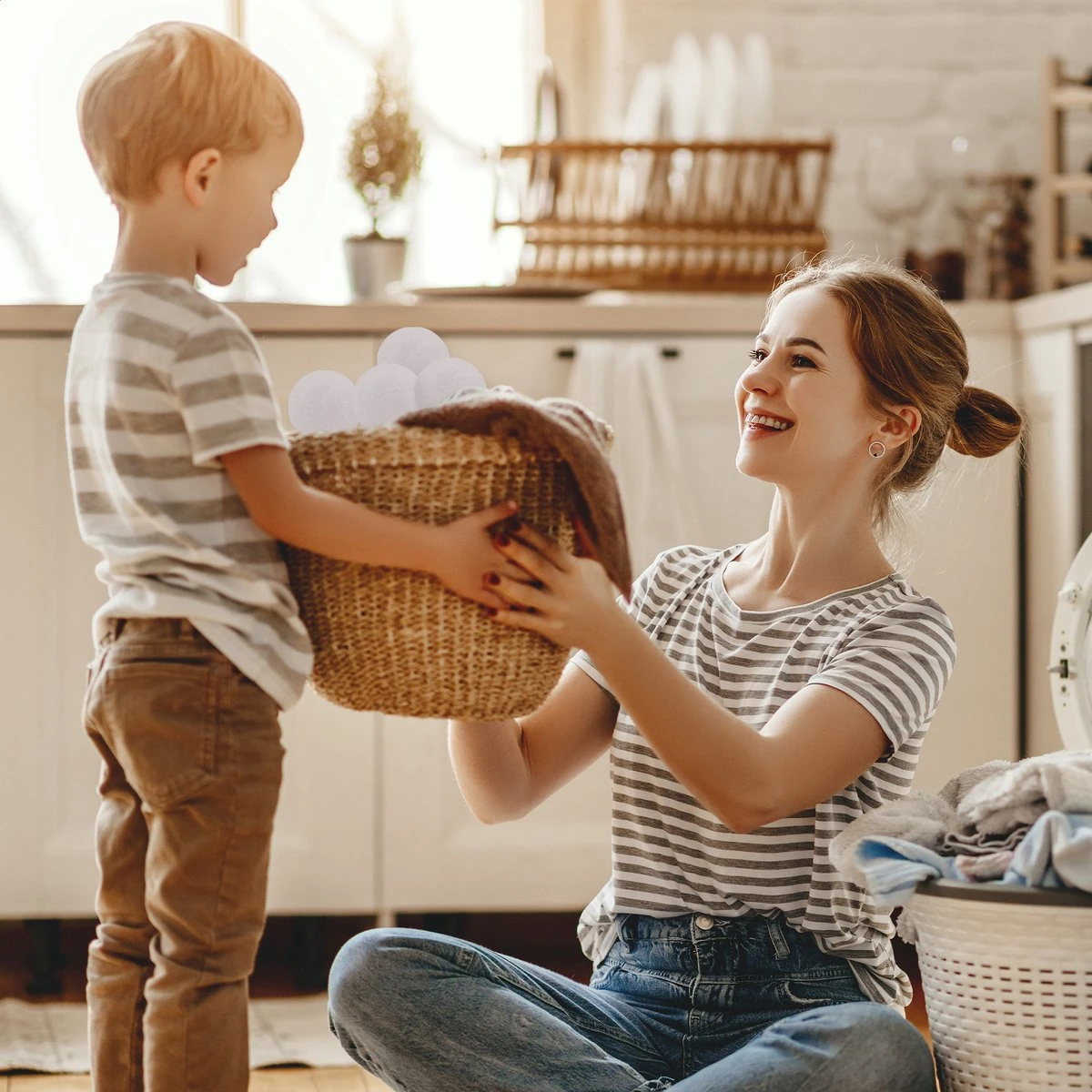 FAVE Drogerballen XL - 6 Stuks - Inclusief 2x Lavendelolie & Opbergzakje - Wasbol - Wasballen - Doseerbol - Droogballen - Duurzaam 4 FAVE Drogerballen XL - 6 Stuks - Inclusief 2x Lavendelolie & Opbergzakje - Wasbol - Wasballen - Doseerbol - Droogballen - Duurzaam - Afbeelding 2