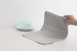 Brabantia SinkSide Afdruipmat - Siliconen - Mid Grey 12 Brabantia SinkSide Afdruipmat - Siliconen - Mid Grey -Sparkle home Winkel 1200x799 2