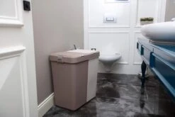 Motek® - Wasmand - 2 Vakken Met Deksel - Met Touch Deksel - Gemaakt Van 100% Gerecycled Kunststof - 80 L - Wasmand Met Deksel - Wassorteerder - Grijs - Wit -Sparkle home Winkel 1200x800 33