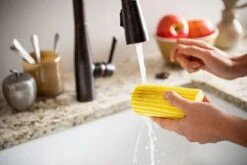 Scrub Daddy Damp Duster - Wonder Stoffer - Licht Blauw -Sparkle home Winkel 1200x802 1