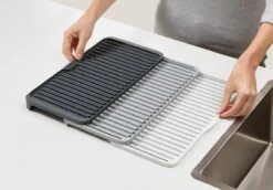 Joseph Joseph - Tier - Afdruipmat - Uitschuifbaar - Grijs -Sparkle home Winkel 1200x836 3